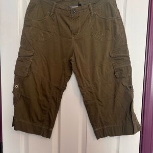 Kuhl Olive Green Cargo Capris - Utility Pocket Detail